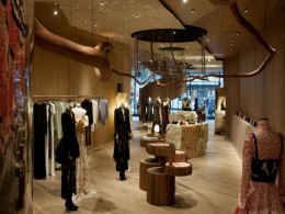 Alexander McQueen 的旗舰店服装店照明设计案例